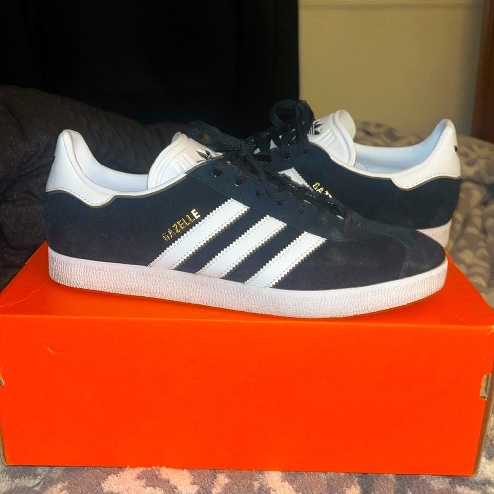 Adidas gazelle men’s shoes size 9.5 lightly worn selling for 85$
